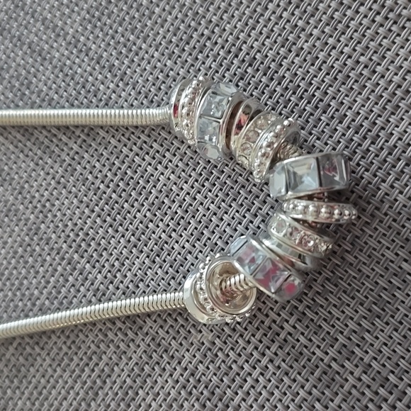 LIZ CLAIBORNE WOMEN'S FASHION JEWELRY BUNDLE OF 3 NECKLACES - Picture 4 of 13